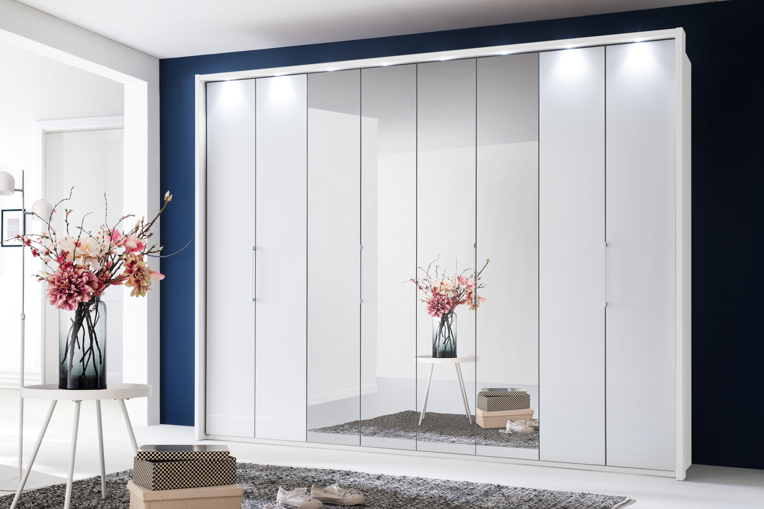 MONACO_1000_2000_bearCH230724_1757_19_Weiß_FTS 300cm_Gl.weiß_Spiegel_Griffe-Chrom_PPT_mit_uml.LED-Bel